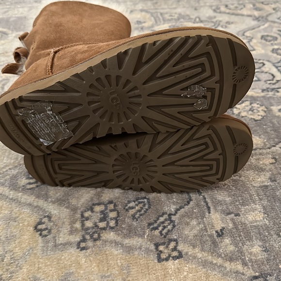 Ugg bow boots size 11 - Picture 4 of 4